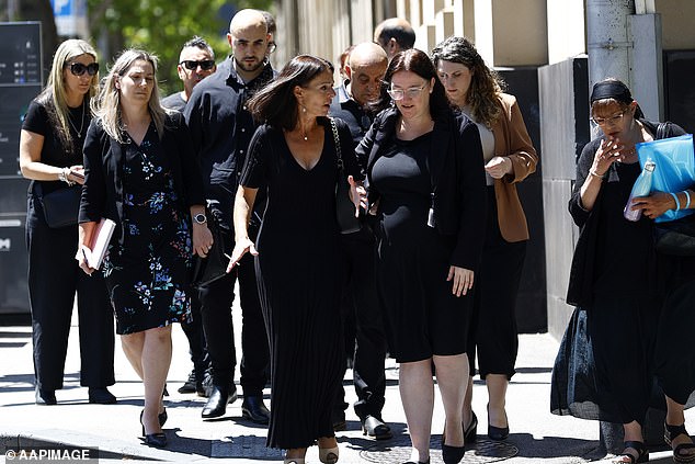 Die Mutter von Celeste Manno, Aggie Di Mauro (Mitte), wird am Montag zusammen mit Familie und Freunden beim Verlassen des Obersten Gerichtshofs von Victoria in Melbourne gesehen