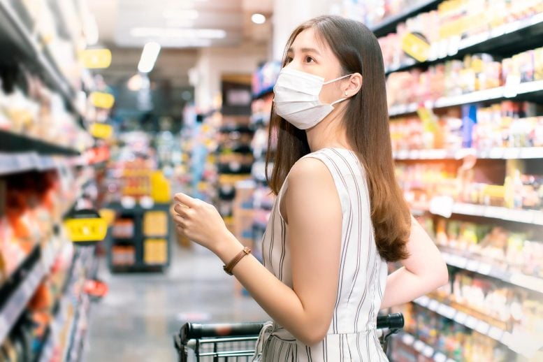 Supermarkt mit COVID-Maske für Frauen