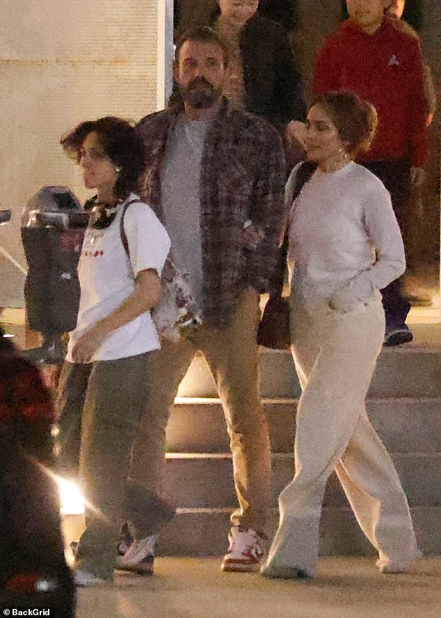 Unterdessen folgten Affleck und Lopez mit ihrer 15-jährigen Tochter Emme, die sie mit ihrem Ex-Mann Marc Anthony teilt, hinterher