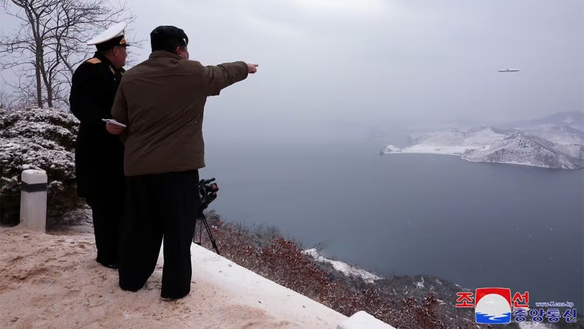 Kim Jong Un zeigt auf eine Rakete
