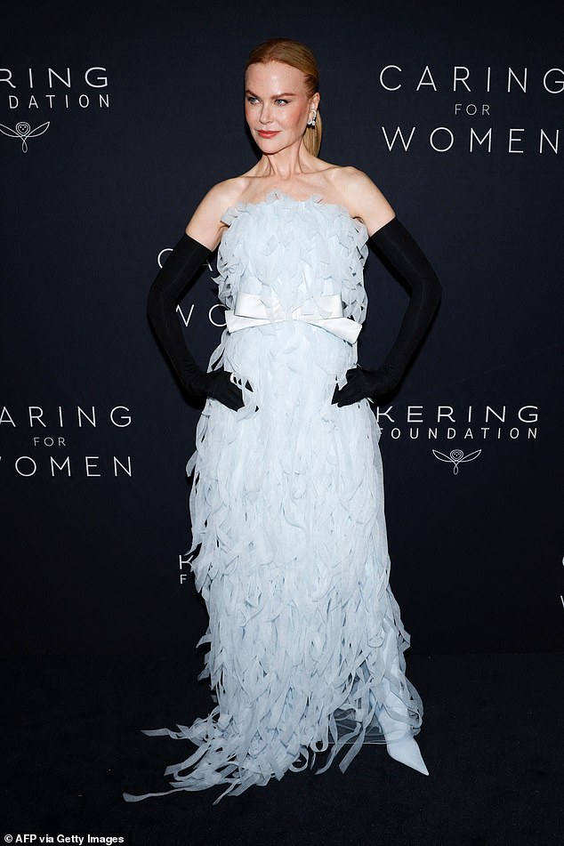 Nicole Kidman trägt ein Balenciaga-Kleid voller Schleifen, September 2023