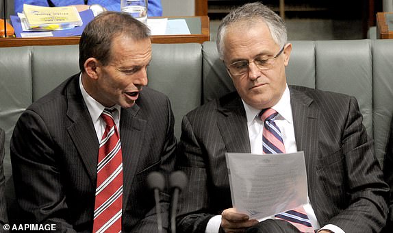 **DATEI** Ein Aktenfoto vom 22. Juni 2009 des Oppositionsführers Malcolm Turnbull (rechts), der während der Fragestunde des Repräsentantenhauses im Parlamentsgebäude in Canberra mit dem Schattenminister für Gemeindedienste, Tony Abbott, spricht.  Herr Abbott wurde am Dienstag, dem 1. Dezember 2009, der neue Vorsitzende der Liberalen Partei, nachdem er die Führungsabstimmung mit 42 zu 41 gegen Herrn Turnbull gewonnen hatte.  (AAP Image/Alan Porritt, Datei) KEINE ARCHIVIERUNG – 8236503 – 13018019