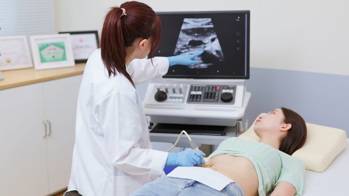 Frau bekommt Ultraschall