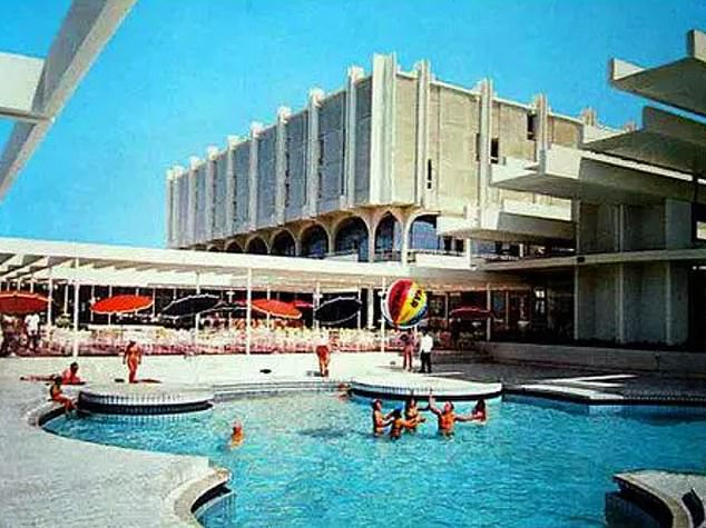 Der Pool des Haludovo Hotels in den 1970er Jahren.  Eine – möglicherweise apokryphe – Geschichte besagt, dass der Pool für eine besonders ausschweifende Party mit Champagner gefüllt wurde