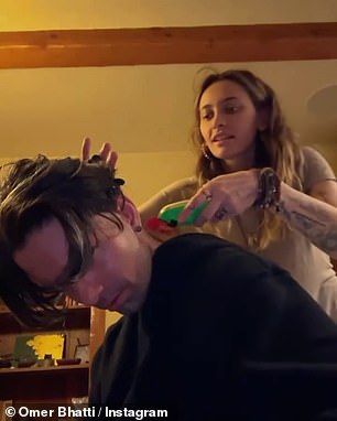 Der Life is a Movie-Künstler hat auch ein Video geteilt, in dem Paris Jackson sich die Haare schneidet