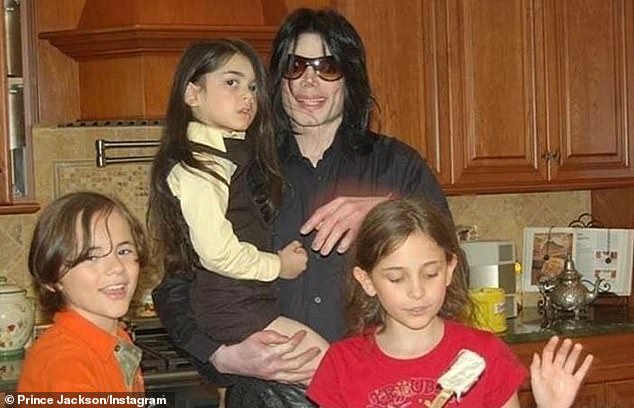 Er ist das jüngste Kind des verstorbenen Michael Jackson und wurde 2002 von einer anonymen Leihmutter geboren, hier mit den Geschwistern Prince, jetzt 26, und Paris, jetzt 25