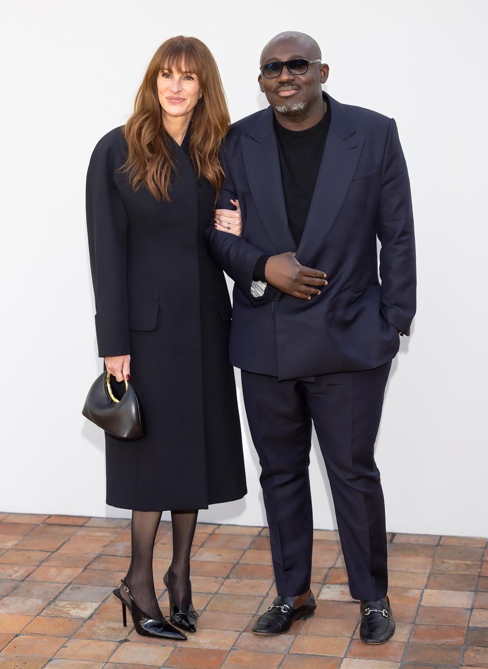 Julia Roberts sieht im schwarzen Mantelkleid bei der Jacquemus Fashion Show elegant aus