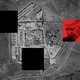 Collage aus einer Karte des Ortes, an dem der Drohnenangriff stattfand, einem Bild von Biden und zwei schwarzen Quadraten