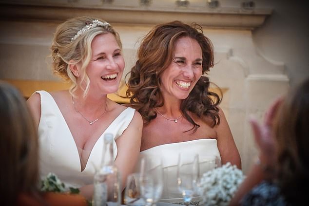 Emma (rechts) und Sharon sind an ihrem Hochzeitstag im Jahr 2016 glückselig