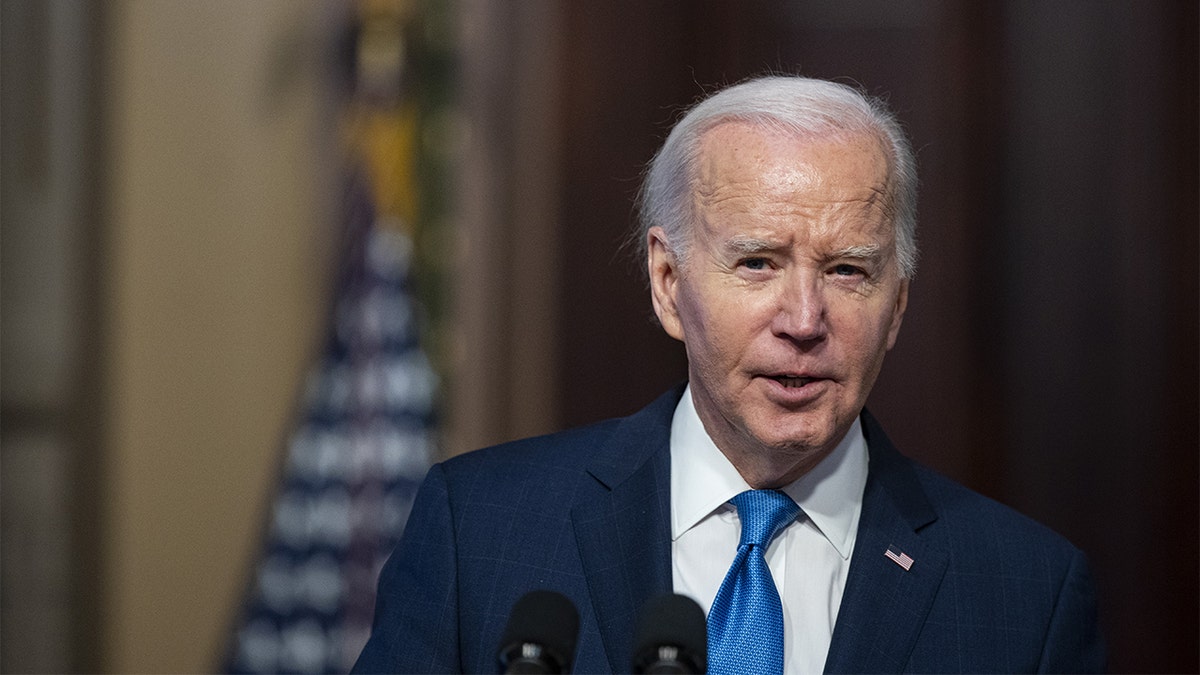 Präsident Joe Biden mit blauer Krawatte am Mikrofon