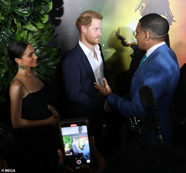 Der Herzog und die Herzogin von Sussex drehten sich um, als sie gestern Abend für Fotos posierten und den Schauspielern die Hand schüttelten