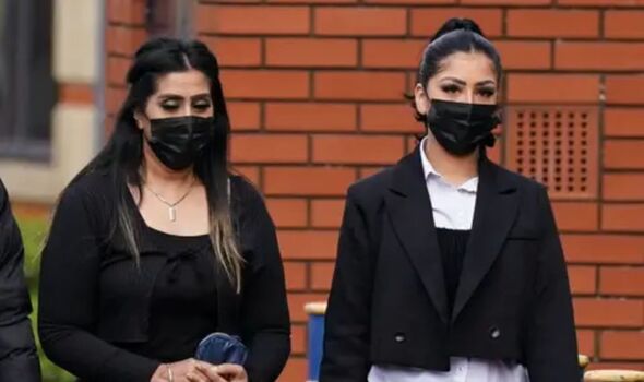 Frau Bukhari und ihre Tochter erscheinen 2023 vor Gericht