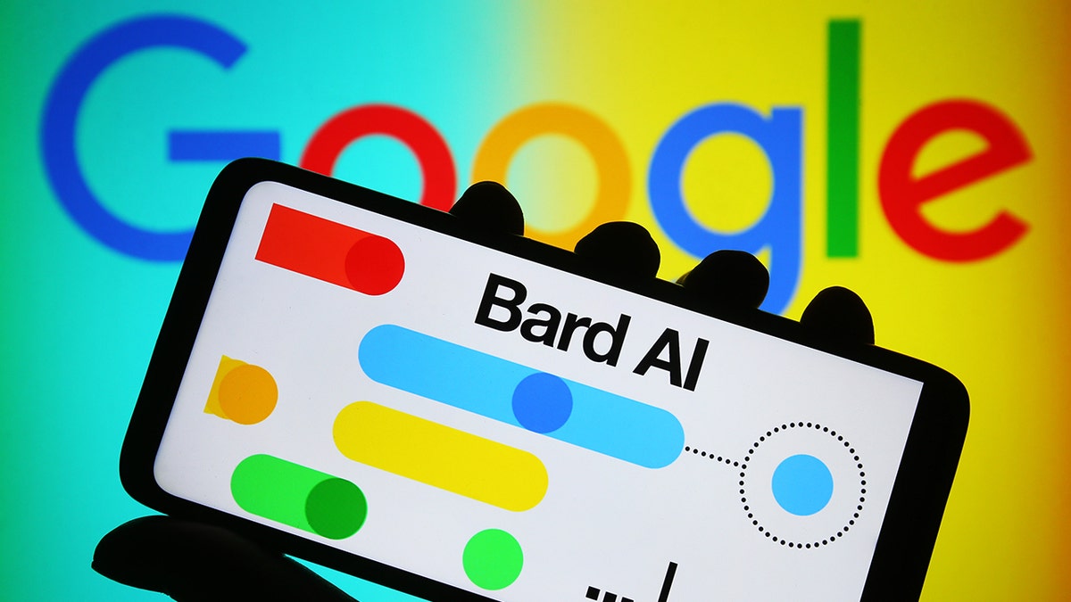 Google Bard AI-Logo auf dem Telefon, Google-Logo im Hintergrund
