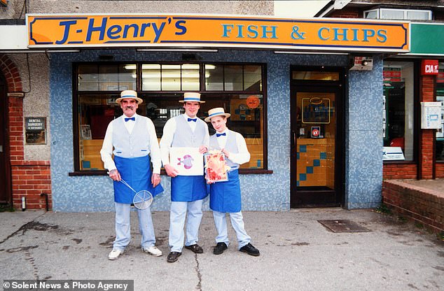 Im Bild: Henry, Shane und John-Henry Lee im Jahr 1995 – Kunden besuchen den Chippy seit über 20 Jahren und tauschen sogar Weihnachtskarten mit der Familie Lee aus, weil sie den freundlichen Service so sehr schätzen