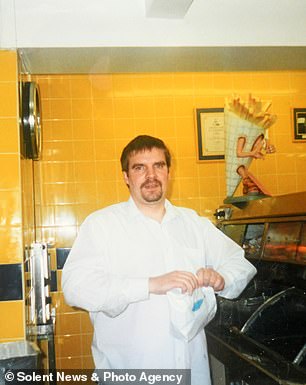 Shane Lee (im Bild im Jahr 2000) war gerade 23 Jahre alt, als er den Laden kaufte – er benannte ihn nach seinem Sohn John-Henry –, hatte aber bereits Erfahrung in der Branche, da er seit seinem 14. Lebensjahr in einem Imbiss in London gearbeitet hatte
