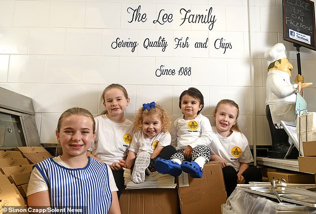 John-Henrys zwei weitere Töchter, Olivia-Rai (RECHTS), sechs, und Isla (MITTE), zwei, haben sogar ihre eigene Mini-Chippy-Uniform geschenkt bekommen, was einen Einblick in ihre Zukunft gibt