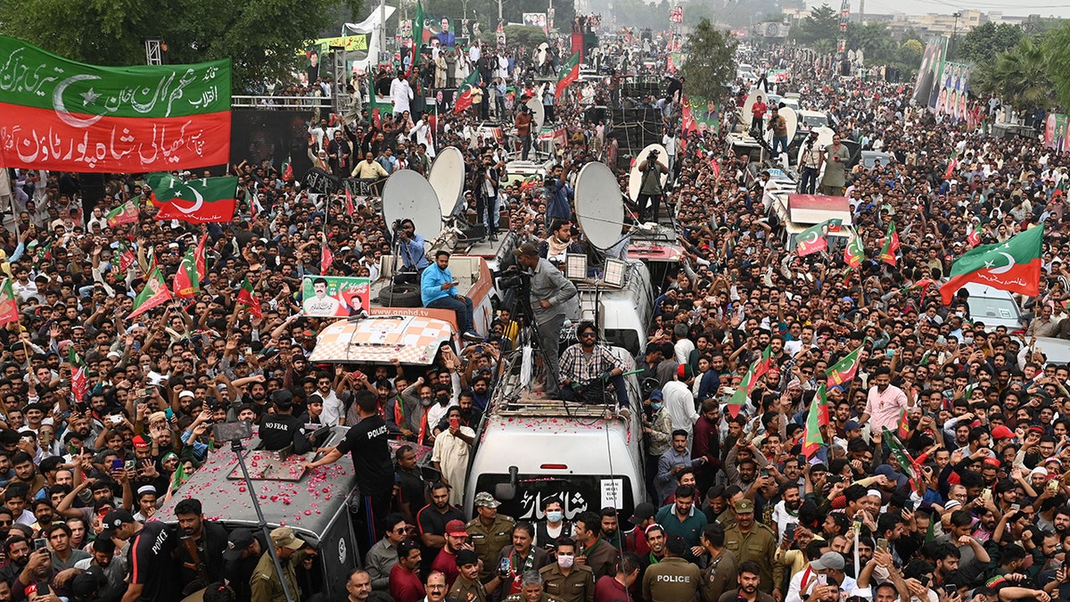 Hunderte Anhänger Khans marschieren