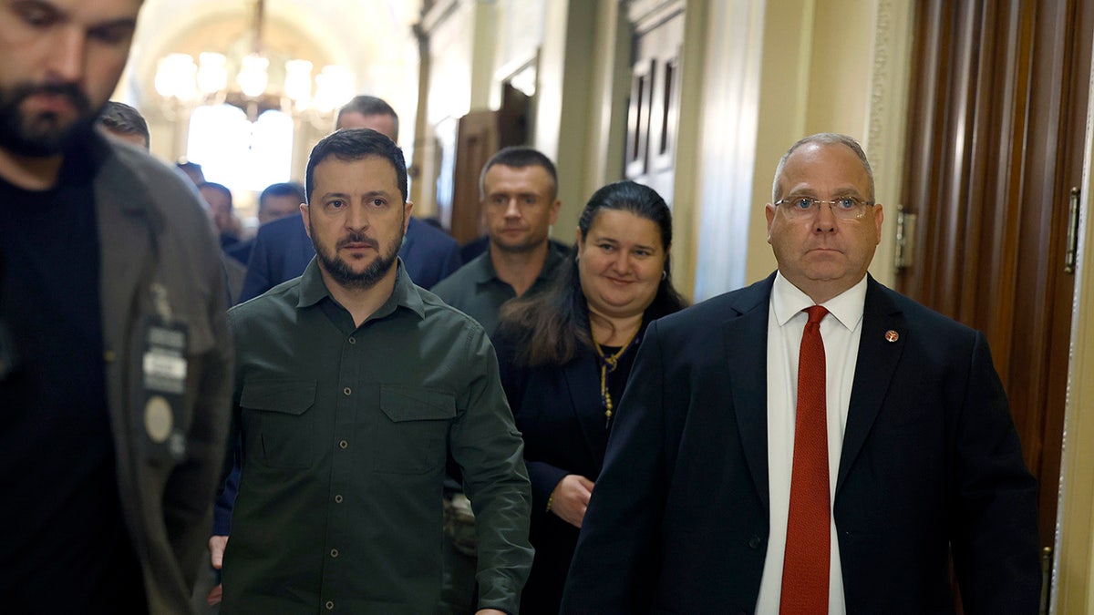 McFarland begleitet den ukrainischen Präsidenten durch die Säle des Repräsentantenhauses
