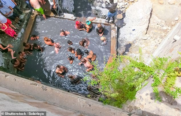Oben nehmen Besucher ein Schlammbad in den schwefelhaltigen heißen Quellen von St. Lucia