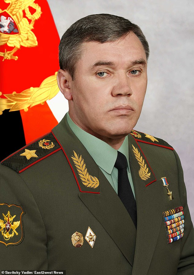 Wladimir Putins Kriegskommandant General Valery Gerasimov wurde seit mehr als einem Monat nicht gesehen, nachdem eine Reihe unbestätigter Berichte vorlag, er sei bei einem Raketenangriff auf Sewastopol getötet worden (Aktenfoto).