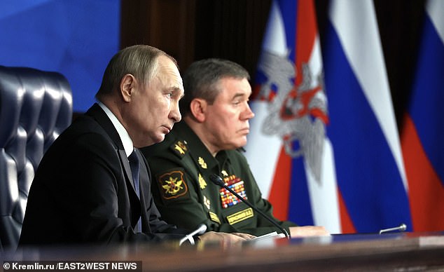 General Valery Gerasimov mit Wladimir Putin.  Der 68-jährige Gerasimov ist dafür bekannt, lange Zeit unentdeckt zu bleiben, dennoch ist es ihm in dieser Zeit nicht gelungen, die Moral seiner Streitkräfte durch sichtbare Besuche an der Front zu verbessern
