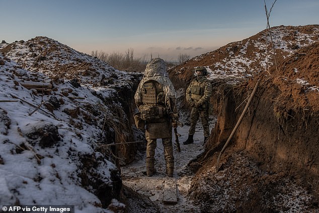 Ukrainische Soldaten der 41. Brigade stehen am 23. Januar 2024 in einem Schützengraben nahe der Frontlinie außerhalb von Kupiansk, Gebiet Charkiw