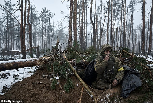Ukrainische Infanterie nimmt am 27. Januar 2024 an der Kupiansk-Frontlinie in der Ukraine Nullstellungen ein