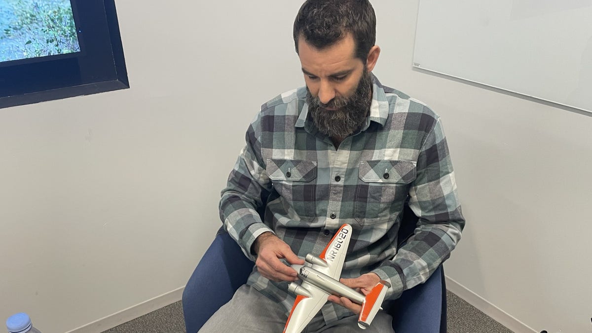Tony Romeo, CEO der Deep Sea Division, erklärt mithilfe eines Propellerflugzeugs, warum er glaubt, Amelia Earharts Flugzeug gefunden zu haben.