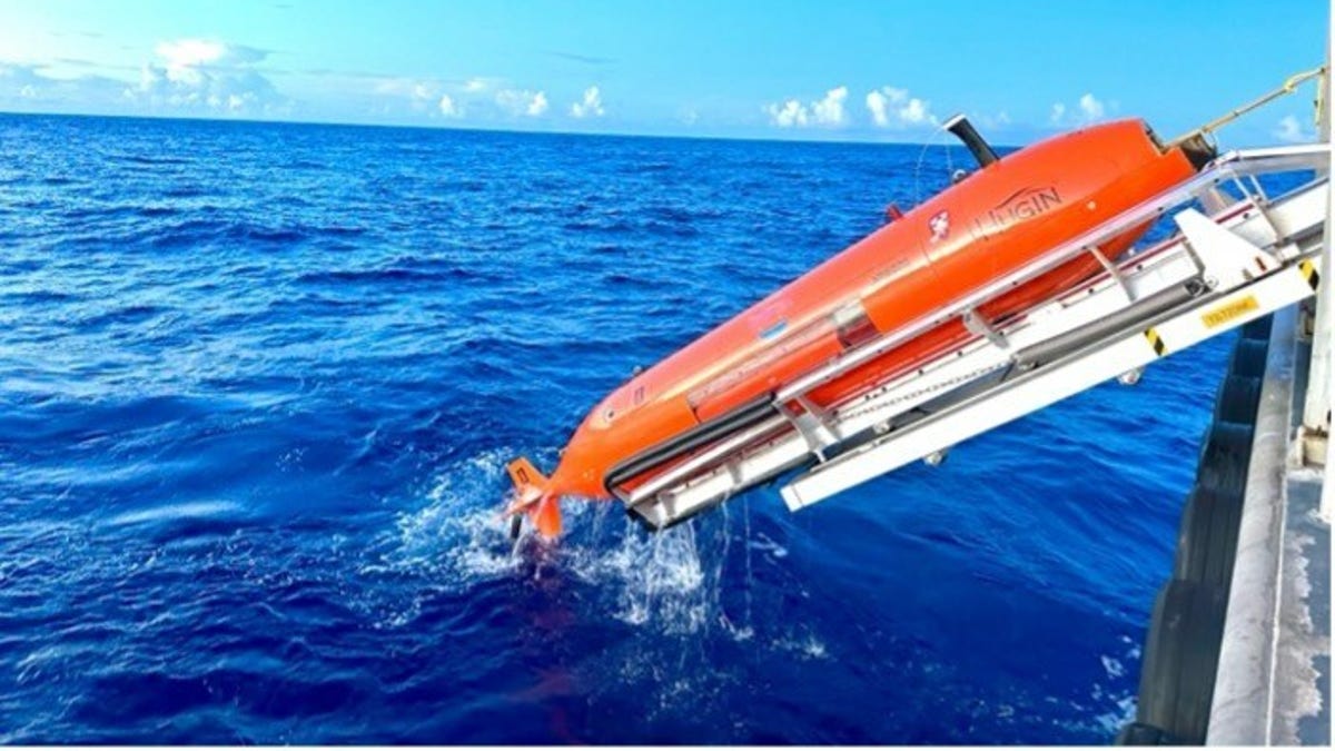 U-Boot geht ins Wasser, um Amelia Earharts vermisstes Flugzeug zu finden
