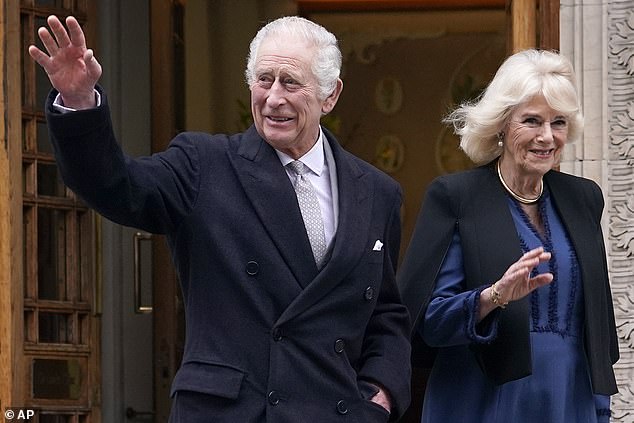 Shands Online-Kommentare folgen auf die Entscheidung des Königs, eine ungewöhnlich detaillierte Stellungnahme zu seinem eigenen Gesundheitszustand zu veröffentlichen (im Bild mit Königin Camilla beim Verlassen der London Clinic).