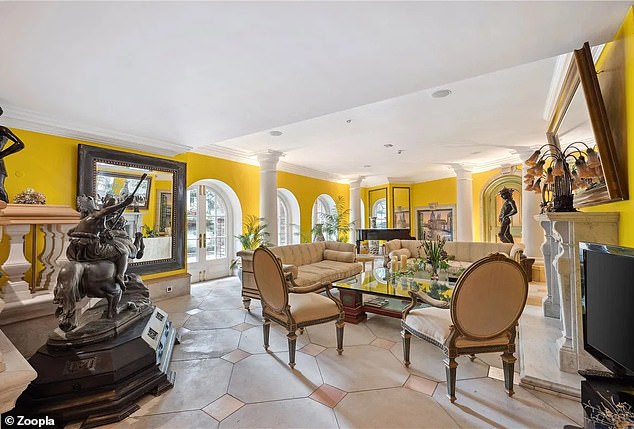 Die Opulenz setzt sich im ganzen Haus fort, mit einem leuchtend gelben Raum, der mehrere große weiße Säulen umfasst