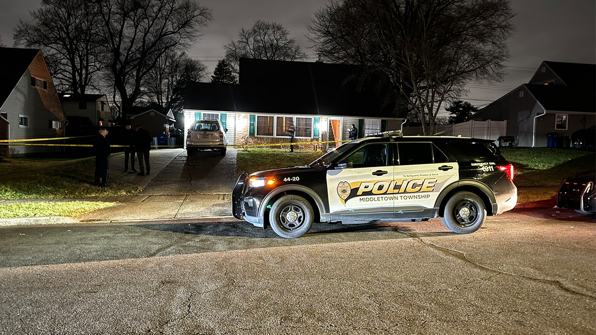 Polizei der Gemeinde Middletown vor einem Haus