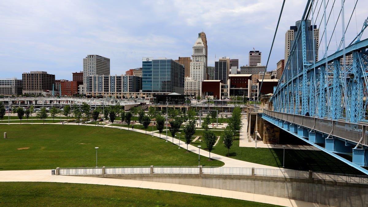 Skyline von Cincinnati, Ohio, von der Brücke aus gesehen