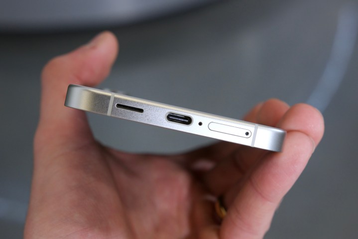 Jemand hält das Samsung Galaxy S24 Plus und zeigt den USB-C-Anschluss.