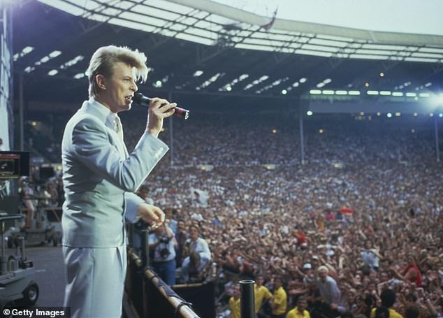 David Bowie, der leider nicht mehr bei uns ist, brachte den schreienden Fans beim Wembley-Konzert ein Ständchen
