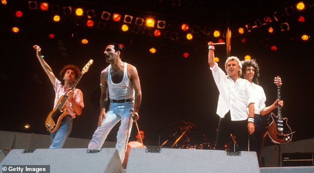 Queen tritt am 13. Juli 1985 bei Live Aid als Teil einer All-Star-Besetzung im Wembley-Stadion auf