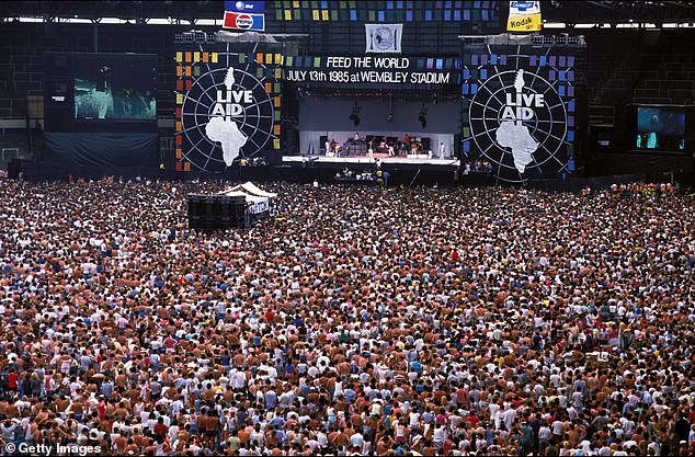 Ein überfülltes Wembley-Stadion voller Fans während des Live-Aid-Konzerts im Juli 1985