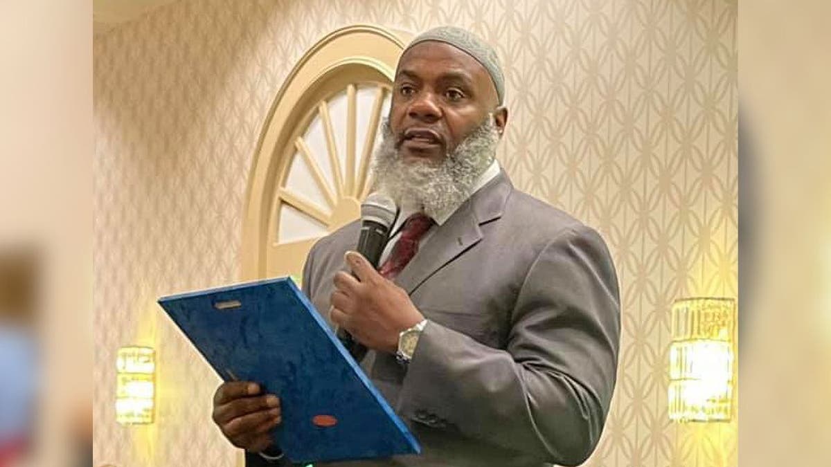 Ein Imam spricht bei einer Veranstaltung in einer Moschee