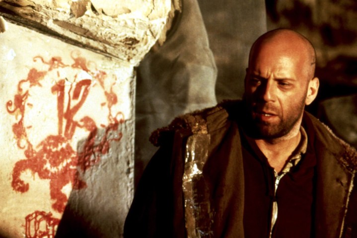 Bruce Willis betrachtet in „12 Monkeys“ etwas außerhalb des Bildschirms.
