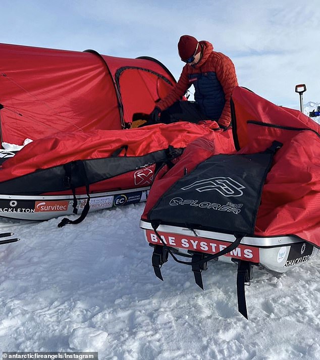 Das Paar dokumentierte seine Reise auf Instagram und schlief während der Dauer der Herausforderung in Zelten