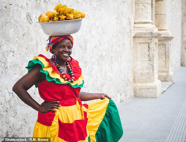 Promenaden und Waldwege führen zu Stränden, an denen essbare Meerestrauben wachsen und Tamarine aus den Palmenwipfeln hervorschauen, schreibt Kate.  Oben: ein Obstverkäufer in Cartagena