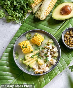 Abgebildet ist Ajiaco, eine traditionelle Hühnersuppe