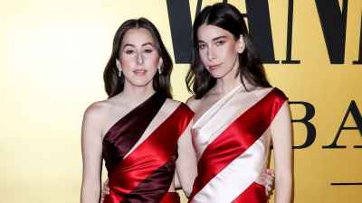 Alana und Danielle Haim sind Zwillinge auf der Young Hollywood Party von Vanity Fair