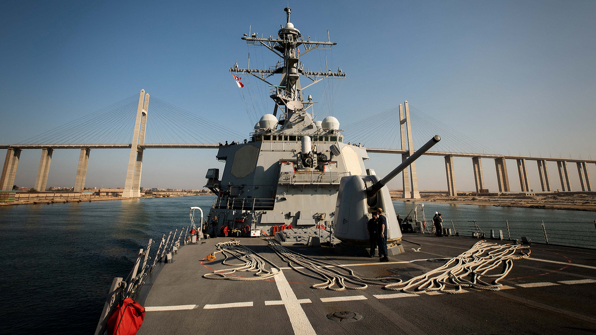 USS Carney im Suezkanal