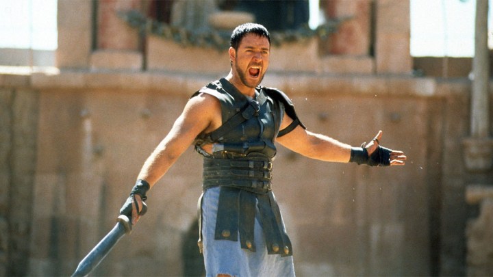 Russell Crowe streckt dem Gladiator in der Arena die Hände entgegen.