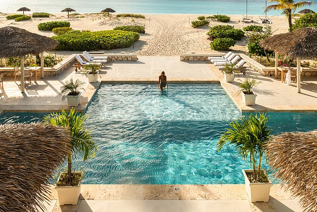 Fernzugriff: Victoria Bischoff besucht Pine Cay Resort in Turks- und Caicosinseln.  Oben befindet sich der Pool des Resorts, der zu einem Privatstrand führt