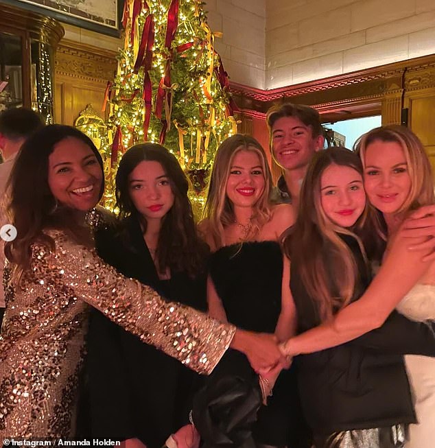 Die britische Got Talent-Jurorin hat eine lustige Galerie mit Instagram-Schnappschüssen geteilt, die den Abend dokumentieren, zusammen mit ihren Töchtern Lexi (17), Hollie (11) und einer Gruppe ihrer Kumpels