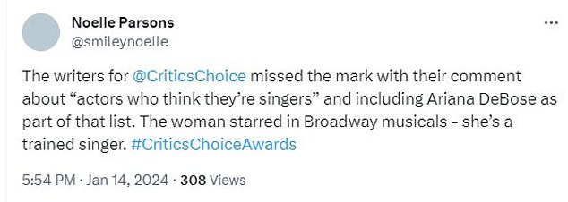 „Die Autoren von @CriticsChoice haben mit ihrem Kommentar zu ‚Schauspielern, die denken, sie seien Sänger‘ und der Aufnahme von Ariana DeBose in diese Liste das Ziel verfehlt.“  „Die Frau spielte in Broadway-Musicals mit – sie ist eine ausgebildete Sängerin“, schrieb ein verärgerter Zuschauer auf X (früher bekannt als Twitter).