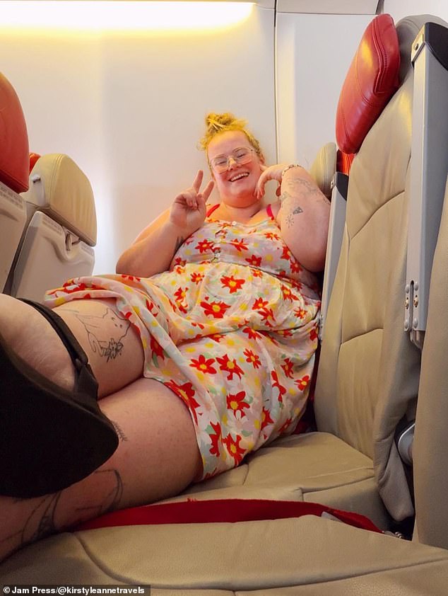 Kirsty Leanne, 30, aus Shropshire, hat enthüllt, dass sie sich auf Flügen wegen ihrer Fettleibigkeit schämt und dass sich die Leute weigern, neben ihr zu sitzen