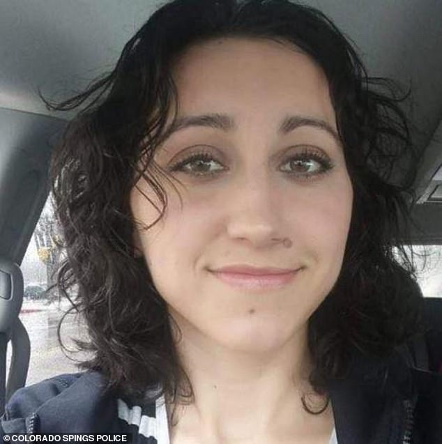 Kimberlee Singler, die Mutter aus Colorado, die angeblich zwei ihrer Kinder getötet hat und auf der Flucht war, wurde nach Angaben der Polizei tausende Meilen entfernt im Vereinigten Königreich in Gewahrsam genommen